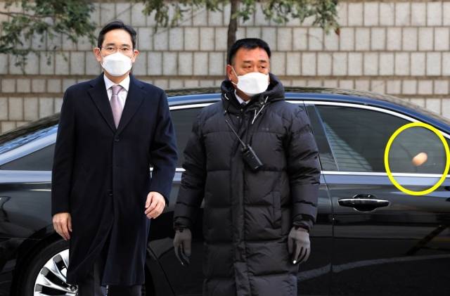 1일 오전 서울중앙지법에 출석하는 이재용 삼성전자 회장을 향해 계란이 날아오고 있다. 연합뉴스