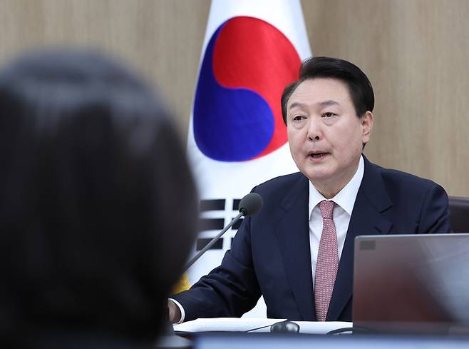 윤석열 대통령이 21일 서울 용산 대통령실 청사에서 열린 국무회의에서 한일관계 정상화, 근로시간 유연화에 대해 발언하고 있다. [사진 = 연합뉴스]