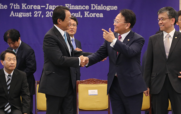 Then Deputy Prime Minister and Minister of Finance Yoo Il-ho (right) and Japanese Deputy Prime Minister and Finance Minister Taro Aso in August 2016. [Photo by Yonhap]