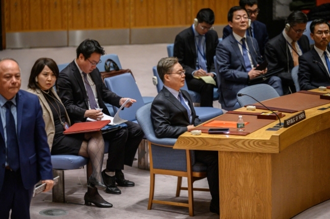 20일(현지시간) 미국 뉴욕 유엔본부에서 열린 유엔 안전보장이사회 회의에 황준국(가운데) 주유엔 한국대사가 참석해 발언을 듣고 있다. <사진=연합>