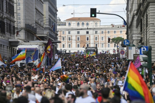 이탈리아 수도 로마에서 동성애자들이 거리 행진을 벌이고 있다. EPA 연합뉴스