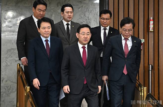 국민의힘 원내대책회의가 21일 서울 영등포구 여의도 국회에서 열려 국민의힘 원내 지도부가 입장하고 있다. 임세준 기자