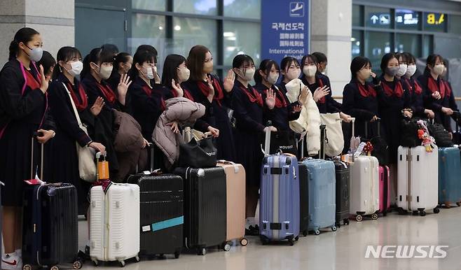 [인천공항=뉴시스] 공항사진기자단 = 일본 구마모토현 루테루 학원 고등학교 학생들이 21일 오후 인천국제공항을 통해 입국하며 손을 흔들고 있다. 4박5일 일정으로 한국을 찾은 일본 청소년들은 자매학교인 전주 신흥고등학교 학생들을 만나 수업을 참관한 뒤 한복을 입고 한옥마을을 둘러볼 예정이다. 2023.03.21. photo@newsis.com