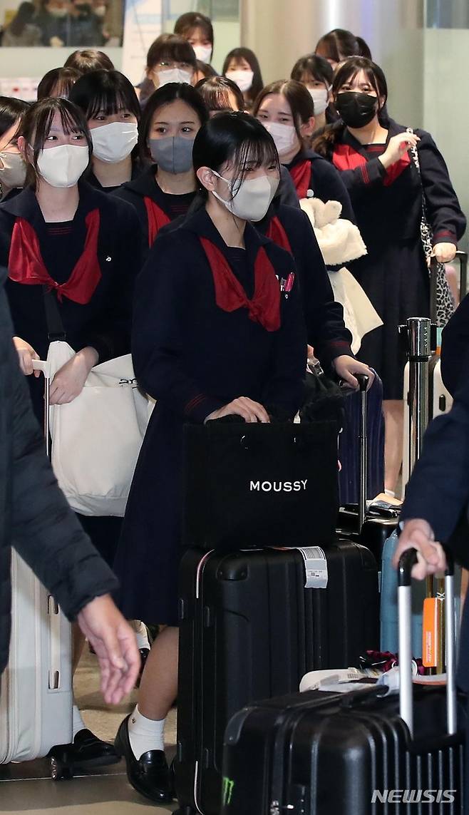 [인천공항=뉴시스] 공항사진기자단 = 일본 구마모토현 루테루 고등학교 학생과 교사 39명이 21일 오후 인천국제공항을 통해 입국해 손 인사를 하고 있다. 4박 5일 일정으로 방한한 일본 청소년들은 자매학교인 전주 신흥고등학교의 학생들을 만나 수업을 참관하고, 전주 한옥마을을 비롯해 진안 마이산, 서울타워, 남대문, 명동, 경복궁, 롯데월드 등을 여행할 예정이다 2023.03.21. photo@newsis.com
