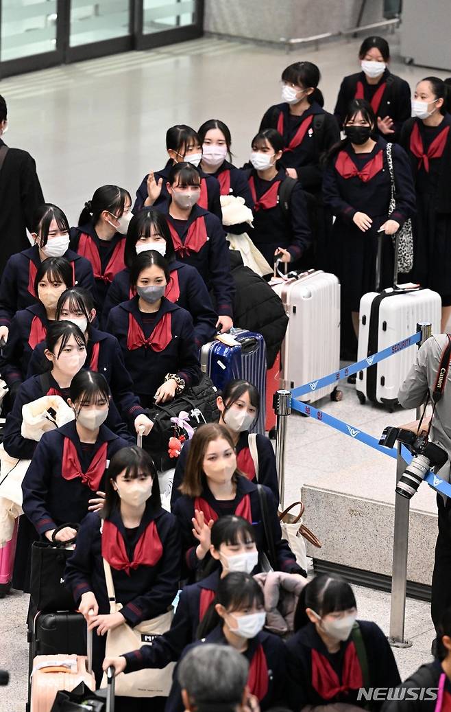 [인천공항=뉴시스] 공항사진기자단 = 일본 구마모토현 루테루 학원 고등학교 학생 37명이 수학여행을 위해 21일 오후 인천국제공항 제1여객터미널로 입국하고 있다. 일본 청소년의 한국 수학여행은 1972년 최초로 실시된 이후 코로나19 상황으로 2020년 이후 전면 중단되었다. 2023.03.21. photo@newsis.com