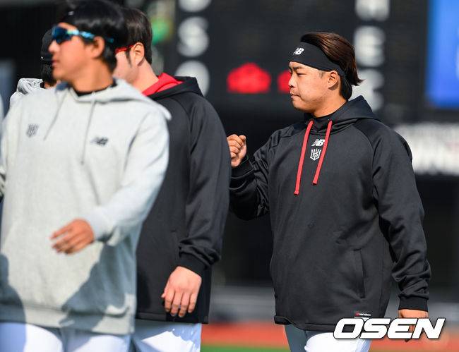 [OSEN=수원, 박준형 기자]경기종료 후 KT 강백호가 이강철 감독과 하이파이브를 하고 있다. 2023.03.20  / soul1014@osen.co.kr
