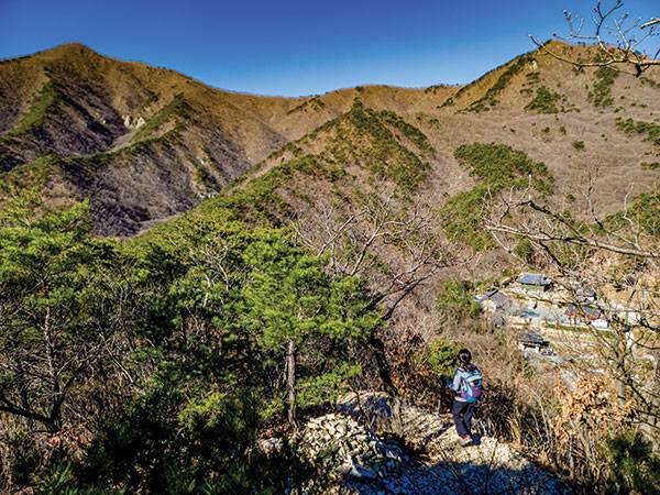 대운산 제2봉 오름길에 영남 제일의 명당이라는 내원암이 내려다보인다. 말년을 도통골에서 보냈다는 원효대사 또한 이 능선을 넘나들었을 것이다. 왼쪽 산이 대운산 정상이다.