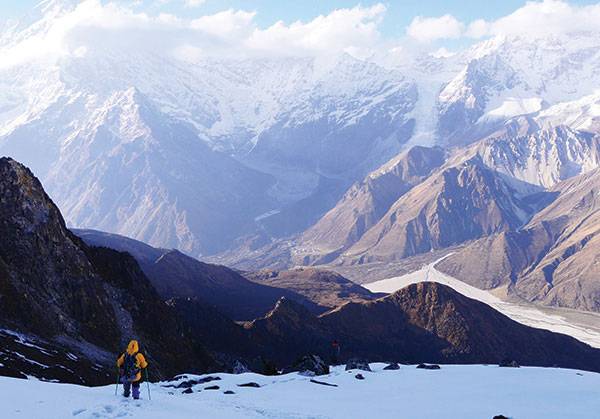 하이캠프부터 급경사가 시작돼 게처럼 옆으로 걸어 내려갔다. 그런 중에도 맞은편에 보이는 걍진 곰파와 랑탕 히말이 눈길을 사로잡았다