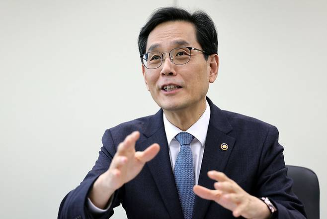 한훈 통계청장이 지난 17일 서울 논현동 통계청 나라셈집무실에서 가진 세계일보와의 인터뷰에서 저출산 지표체계 구축, 포괄적 연금통계 개발 등 통계청이 추진 중인 정책에 대해 설명하고 있다.  이재문 기자