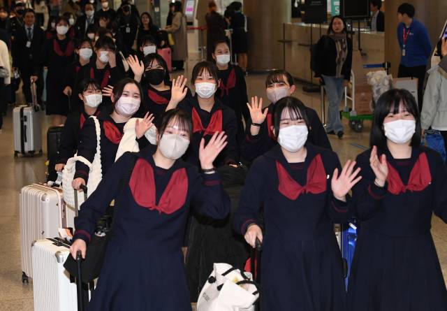 한국으로 수학여행을 온 일본 구마모토현 루테루학원 고등학교 학생들이 21일 인천국제공항 제1터미널로 입국하고 있다. 일본 청소년의 한국 수학여행은 코로나19 상황으로 2020년 이후 전면 중단된 뒤 3년 만이다. 학생들은 21일부터 25일까지 4박 5일 일정으로 전주와 서울 일대를 여행한다. 영종도=권욱 기자 2023.03.21