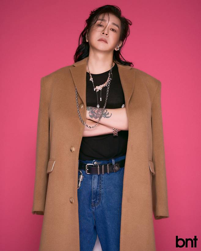 Singer Yoon Do Hyun told honest stories.On the 21st, bnt released an interview with YB leader Yoon Do Hyuns picture.Interviews were held after shooting three concept pictorials to meet the soft atmosphere, charismatic mood, and rocker feel.Yoon Do Hyun is a radio station that is going on about the promise of the recently released song. There is a corner called Yoon Do Hyun at 4 oclock. It is a story about environmental movement together.Lets do it together. I made an open recording, and it was a fan song made with the stories and ideas of fans and listeners. We did not have a fan song, it was so precious, and I was so happy to have such a song as a radio DJ.When I asked him how he felt about being a radio DJ, he said, Its so funny. I think I was a lot younger when I was DJing on a date. Now Im getting older, getting married and having kids.So, I am deeply sympathetic to the story of the listeners because of the improved empathy ability. (Laughter) And it is better and more fun because I am trying to make a radio that focuses more on music than the radio I used to do.There is also a corner called  ⁇  1 day 1 metal  ⁇ , and the listeners response is good and they are proud.Yoon Do Hyun, who boasts an overwhelming male fan rate, said, Even during this tour, most of the good seats and front seats were men. The YouTube channel is also small, but 90% of the subscribers are men.Then I was really relieved, and I was proud of my male fans because I felt like I got a lot of music in my music.Yoon Do Hyun is still as popular as an idol as a gift until the birthday cafe. When asked about his feelings, I thought that I was good because I was crazy for a while when I was young.I did not think how much the people around me helped me. Fortunately, I was able to come to my senses so quickly. Thank you so much for the fans unwavering love.I have been working for a long time in good health and I will be an artist who is not ashamed of my fans.When asked how he wanted to be remembered by the public, he said, I think I have included a lot of stories about the times in my music. I want to be memorized as a band that has permeated the daily life of YB.And I also want to stay in Memory as a musician who plays rock and roll on stage even if I have gray hair.