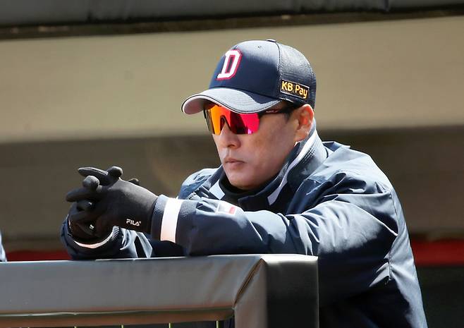 이승엽 두산 감독이 지난 19일 광주기아챔피언스필드에서 열린 시범경기 KIA전을 지켜보고 있다. 연합뉴스