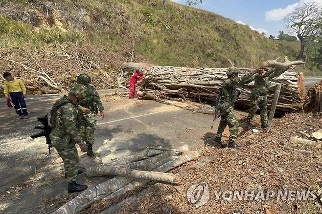 지난 12일(현지시간) 바호카우카 지역 도로 위 장애물 치우는 콜롬비아 장병 [콜롬비아 국방부 제공. AFP 연합뉴스 자료사진. 재판매 및 DB 금지]