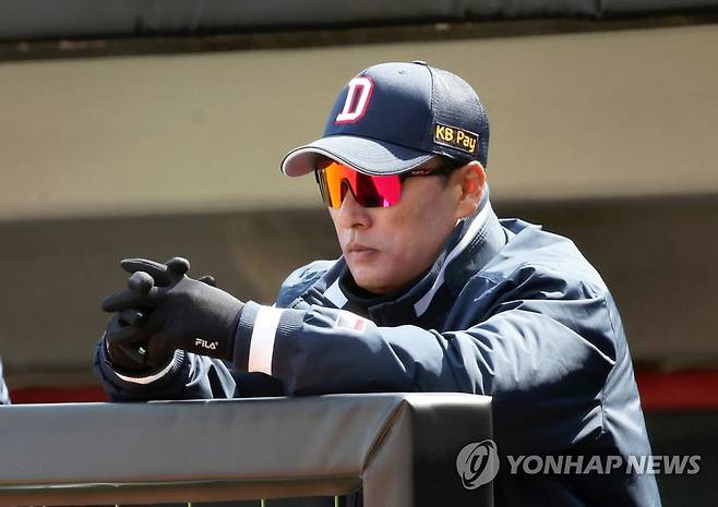 경기 지켜보는 이승엽 감독 (광주=연합뉴스) 조남수 기자 = 19일 광주기아챔피언스필드에서 열린 프로야구 시범경기 두산 베어스와 KIA 타이거즈의 경기에서 두산 이승엽 감독이 선수들의 플레이를 지켜보고 있다. 2023.3.19 iso64@yna.co.kr