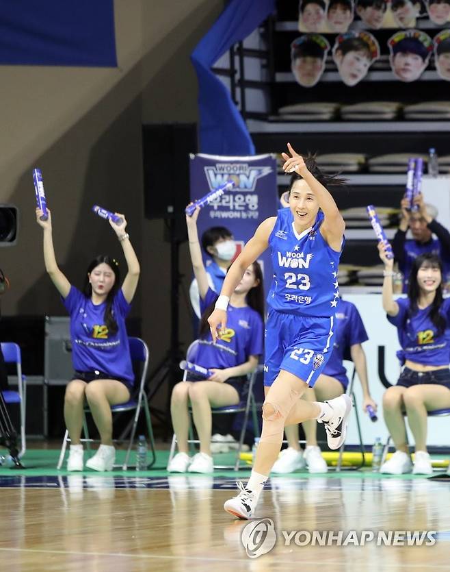 손 번쩍 든 김단비 (아산=연합뉴스) 이주형 기자 = 21일 충남 아산 이순신체육관에서 열린 여자농구 챔피언 결정전 2차전 우리은행과 BNK의 경기. 우리은행 김단비가 득점 성공 후 손을 번쩍 들고 있다. 2023.3.21 coolee@yna.co.kr