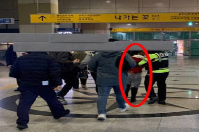 지난 3일 ‘죽전역 칼부림 사건’ 피의자 김 씨가 경찰에 체포되는 장면 (SNS캡쳐)