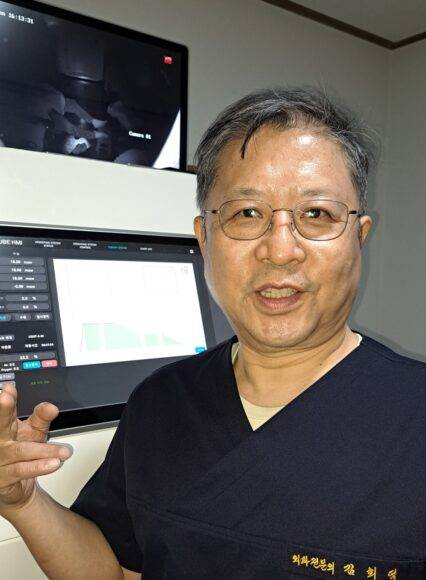 김희덕 박사가 21일, 긴박했던 지난주 응급환자 치료 상황을 설명하고 있다. [사진=코메디닷컴 윤성철 기자]