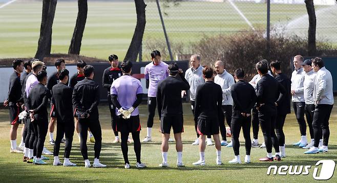 대한민국 축구 국가대표팀 위르겐 클린스만 감독이 21일 오전 경기도 파주 축구국가대표트레이닝센터(NFC)에서 훈련을 지도하고 있다. 2023.3.21/뉴스1 ⓒ News1 민경석 기자