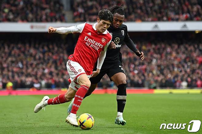아스널 수비수 토미야스가 부상으로 시즌 아웃됐다. ⓒ AFP=뉴스1