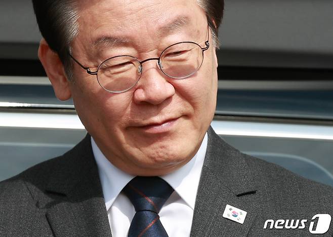 이재명 더불어민주당 대표가 22일 서울 여의도 국회에서 대일굴종외교 규탄 태극기달기 운동 행사의 일환으로 차량에 태극마크와 '역사를 팔아서 미래를 살 수는 없습니다'라고 적힌 스티커를 부착하기 전 생각에 잠겨 있다. 2023.3.22/뉴스1 ⓒ News1 안은나 기자