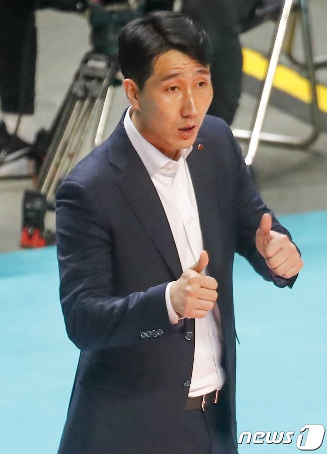 22일 서울 중구 장충체육관에서 열린 '도드람 2022-23 V-리그' 남자부 포스트시즌 준플레이오프 우리카드와 한국전력의 경기, 한국전력 권영민 감독이 작전을 지시하고 있다. 2023.3.22/뉴스1 ⓒ News1 김도우 기자