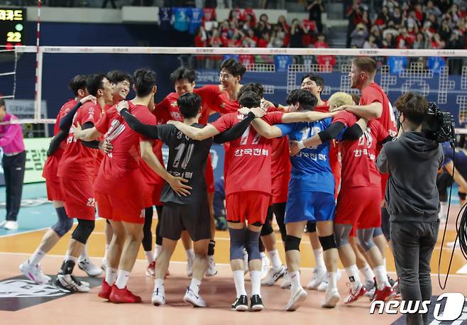 22일 서울 중구 장충체육관에서 열린 '도드람 2022-23 V-리그' 남자부 포스트시즌 준플레이오프 우리카드와 한국전력의 경기, 한국전력 선수들이 승리 후 환호하고 있다. 2023.3.22/뉴스1 ⓒ News1 김도우 기자