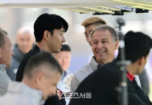 한국 축구국가대표팀에 소집된 손흥민(왼쪽)이 21일  경기도 파주 축구국가대표트레이닝센터(NFC)에서 훈련을 앞두고 위르겐 콜리스만 감독과 이야기를 하고 있다. 한국 축구국가대표팀은 24일 콜롬비아, 28일 우루과이와 연이어 평가전을 치른다. 2023. 3. 21. 파주 | 박진업기자 upandup@sportsseoul.com