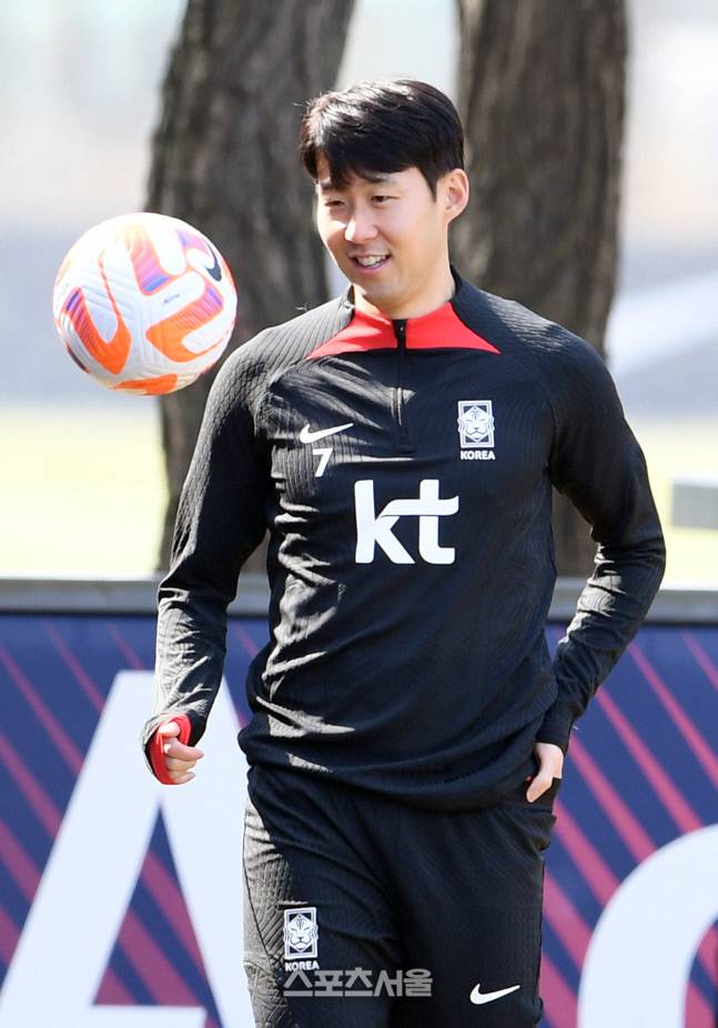 한국 축구국가대표팀에 소집된 손흥민이 21일  경기도 파주 축구국가대표트레이닝센터(NFC)에서 훈련을 앞두고 동료들과 공을 주고 받고 있다. 2023. 3. 21. 파주 | 박진업기자 upandup@sportsseoul.com