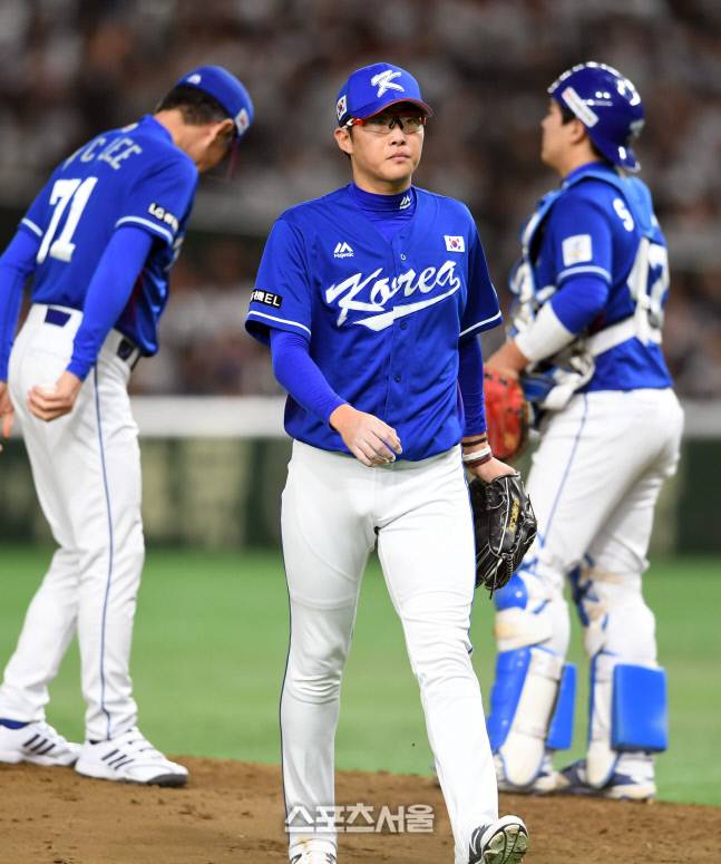 한국 야구대표팀의 선발투수 박세웅이 19일 도쿄돔에서 열린 아시아 프로야구 챔피언십(APBC) 한국과 일본의 결승전에서 투구를 마친 후 마운드에서 내려가고 있다. 도쿄 | 박진업기자 upandup@sportsseoul.com