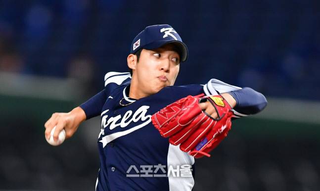 대표팀 우완투수 원태인이 지난 13일 도쿄돔에서 열린 2023 WBC 예선 대한민국과 중국의 경기 1회말 등판해 역투하고 있다. 도쿄 | 강영조기자 kanjo@sportsseoul.com