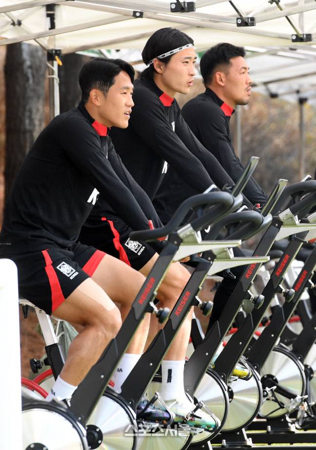 한국 축구국가대표팀에 소집된 나상호(왼쪽)와 조규성(가운데), 이기제가 20일 경기도 파주 축구국가대표트레이닝센터(NFC)에서 진행된 훈련 중 사이클을 타며 몸을 풀고 있다. 한국 축구국가대표팀은 24일 콜롬비아, 28일 우루과이와 연이어 평가전을 치른다. 2023. 3. 20. 파주 | 박진업기자 upandup@sportsseoul.com