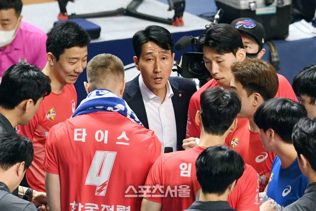 한국전력 권영민 감독(가운데)이 22일 장충체육관에서 열린 2022-2023 V리그 우리카드와의 플레이오프에서 선수들에게 이야기를 하고 있다. 2023. 3. 22. 장충 | 박진업기자 upandup@sportsseoul.com