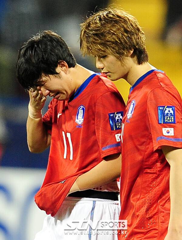 2011년 1월 카타르 도하 알 가라파스타디움에서 2011 AFC 아시안컵 4강전 한국과 일본의 경기가 열렸다. 연장 승부차기까지 가는 접전 끝에 패한 한국대표팀 선수들이 어두운 표정으로 그라운드를 빠져 나가고 있다. 사진┃뉴시스