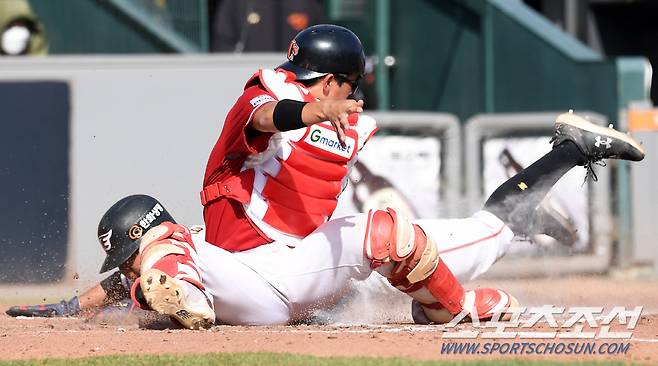 홈을 향해 과감히 헤드퍼스트 슬라이딩