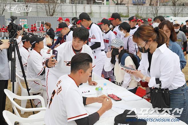 오선진 채은성 최채훈 등 한화 선수들이 팬사인회에 참가했다. 사진제공=한화 이글스