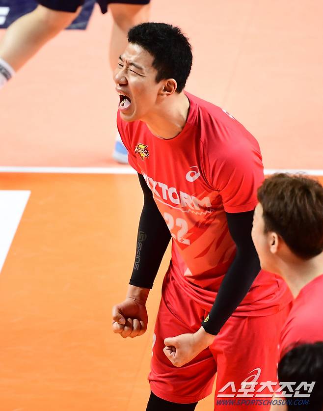 2022-2023 프로배구 V리그 준플레이오프 우리카드와 한국전력의 경기가 22일 장충체육관에서 열렸다. 한국전력 신영석이 공격포인트를 올리고 기뻐하고 있다.  장충=최문영 기자 deer@sportschosun.com/2023.03.22/