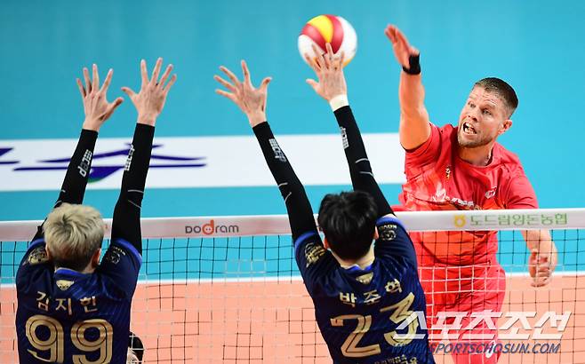 2022-2023 프로배구 V리그 준플레이오프 우리카드와 한국전력의 경기가 22일 장충체육관에서 열렸다. 한국전력 타이스가 우리카드 김지한의 블로킹 사이로 스파이크를 강타하고 있다.  장충=최문영 기자 deer@sportschosun.com/2023.03.22/