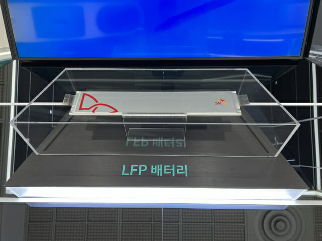 SK온이 인터배터리 2023에서 공개한 LFP 배터리 시제품 (사진=SK온)