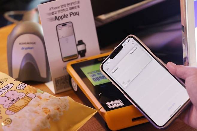애플페이를 통해 NFC 결제가 이뤄지는 모습. [이미지출처=연합뉴스]