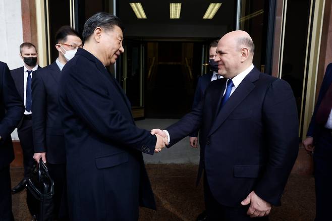 러시아를 국빈 방문한 시진핑 중국 국가주석이 21일(현지 시각) 모스크바에서 미하일 미슈스틴 러시아 총리와 악수하고 있다. /AP
