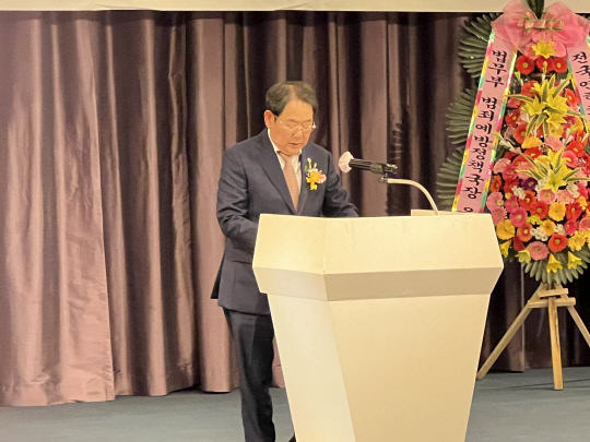 전문수 법무부 법무보호위원 전국연합회장이 22일 대전 오페라웨딩&컨벤션에서 열린 제2대 회장 취임식에서 취임사를 하고 있다. 사진=신익규 기자