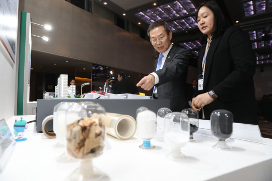 이종호(왼쪽) 과기정통부 장관이 22일 서울 코엑스에서 산학연 소재 연구성과 전시물을 관람하고 있다.



과기정통부 제공