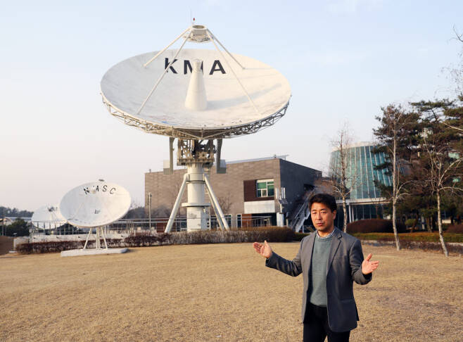 김윤재 국가기성위성센터장이 천리안위성 1호 안테나 앞에서 위성의 관제, 자료의 수신, 위성자료 방송을 위한 자료 재전송 등 기상위성 업무를 설명하고 있다.