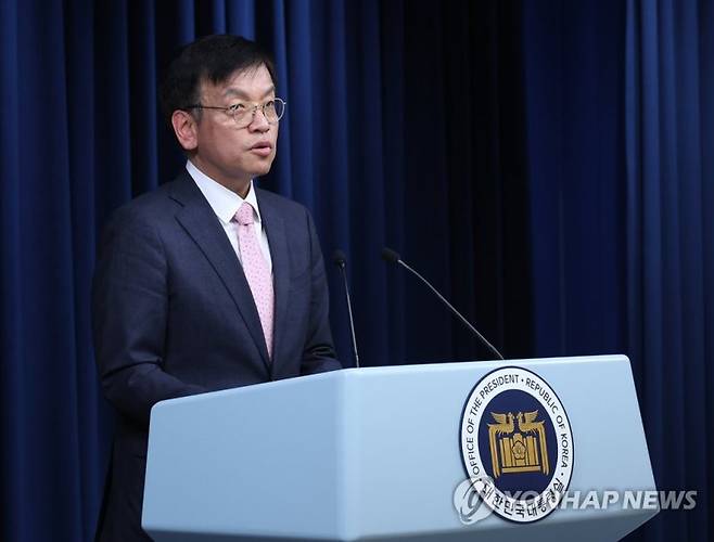 최상목 대통령실 경제수석이 지난 15일 서울 용산 대통령실 청사에서 브리핑을 하고 있다.