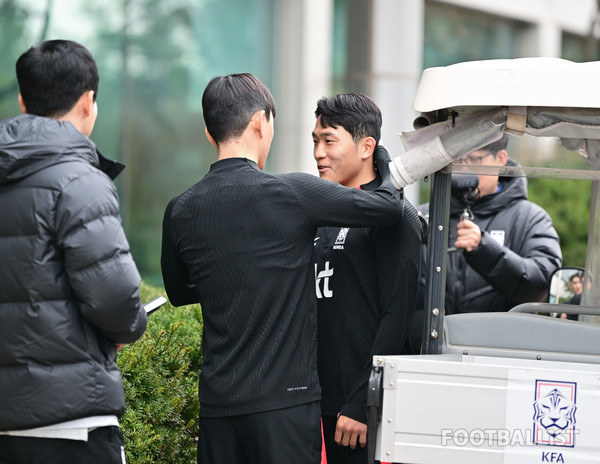 황인범(가운데 왼쪽), 나상호(가운데 오른쪽, 이상 한국 남자축구 국가대표팀). 서형권 기자