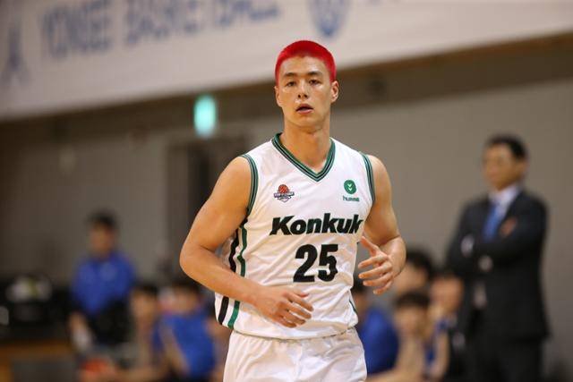 건국대 '강백호' 최승빈이 만화 영화 '슬램덩크'를 보고 반한 강백호의 빨강머리를 하고 코트를 누비고 있다. 최승빈은 강백호처럼 초등학교 때 짝사랑하던 친구가 농구를 하는 다른 친구를 좋아해 질투심에 농구를 시작했다고 한다. 대학농구연맹 제공