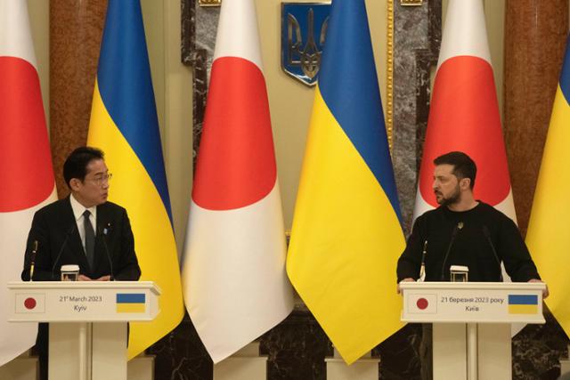 우크라이나를 방문한 기시다 후미오(왼쪽) 일본 총리가 21일 키이우에서 볼로디미르 젤렌스키 우크라이나 대통령과 회담 후 공동 기자회견을 하고 있다. 키이우=AP 뉴시스