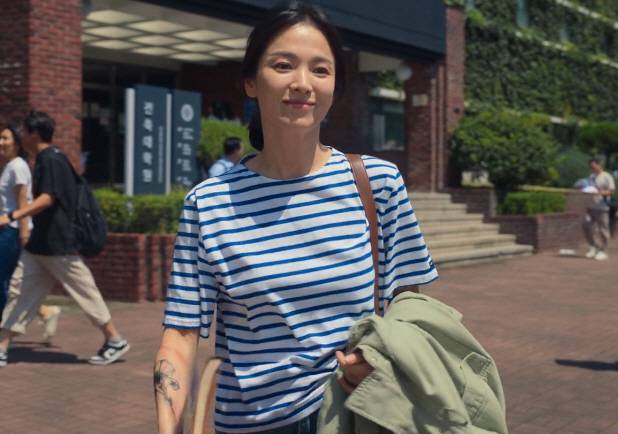 넷플릭스 드라마 ‘더 글로리 파트 2’에서 외투를 벗은 송혜교의 팔 흉터 위에 나팔꽃 문신이 보이는 장면. 흉터를 커버하는 문신은 가능하나, 피부 장벽이 약하고 감염 위험이 있으므로 반드시 의료인에게 받아야 한다./사진=넷플릭스 ‘더 글로리’ 캡처