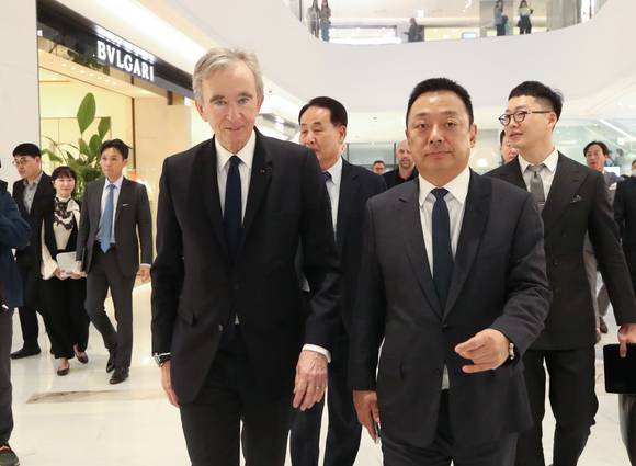 글로벌 명품 그룹 루이비통모에헤네시(LVMH)의 베르나르 아르노 총괄회장이 21일 오후 서울 여의도 더현대서울을 찾아 불가리 매장 등을 둘러보고 있다. 가운데 뒤는 김현종 현대백화점 대표. [사진=뉴시스]