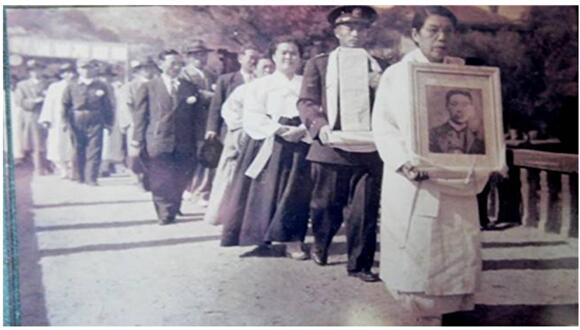 1955년 10월 27일 해동사 위패 봉안식에서 죽산 안씨 문중이 안중근 의사의 영정과 위패를 가지고 해동사로 이동하고 있다. [사진=장흥군]